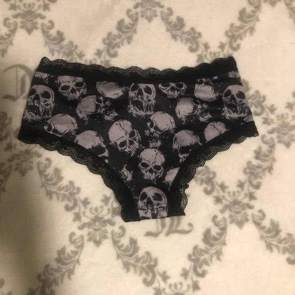 ROMWE Skull, Rose, & Star Underwear, Pack of 3 - Picture 7 of 10